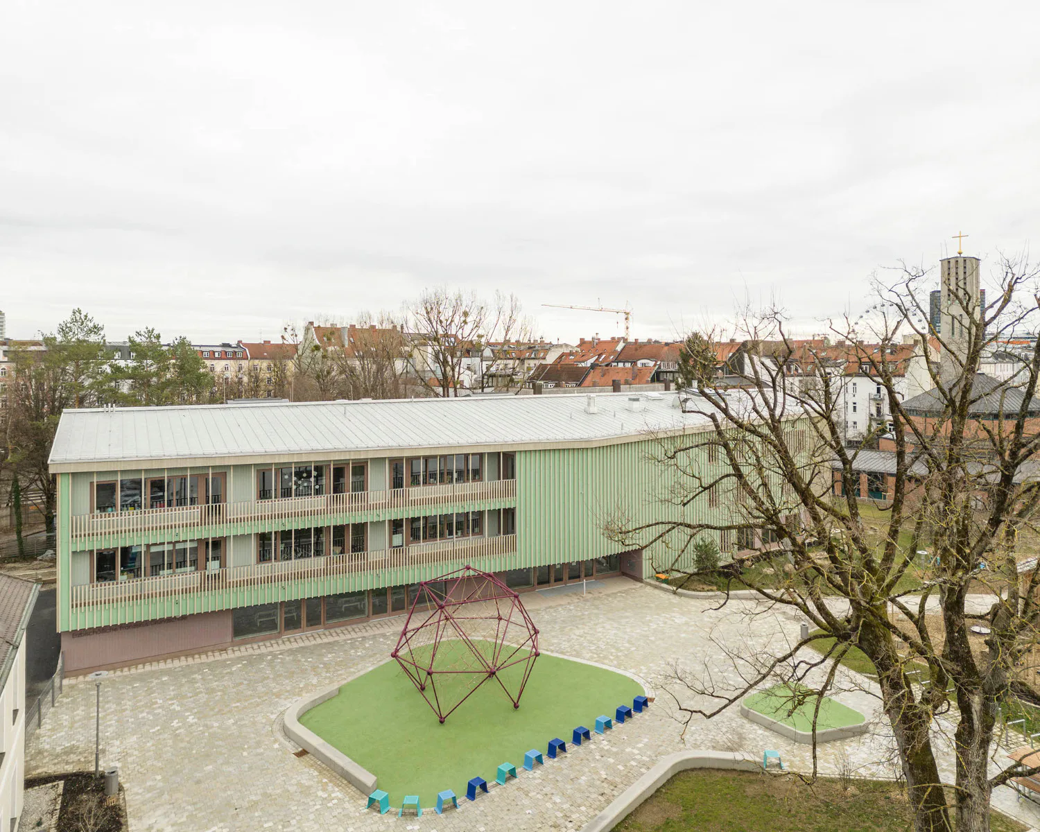 Schulhof und Eingang der Grundschule im Münchner Stadtteil Haidhausen