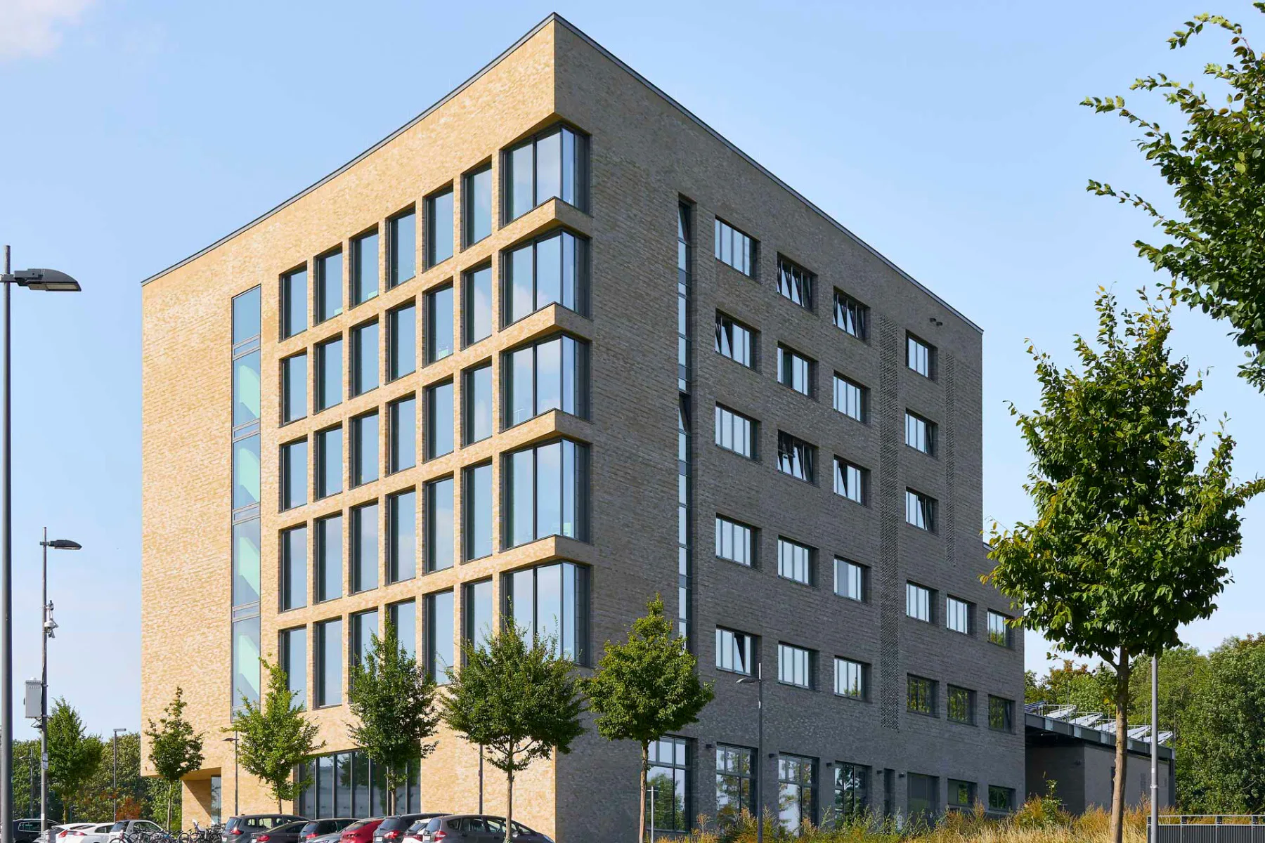 Beim Forschungsbau Carl der RWTH Aachen sind unter anderem das Fenstersystem Heroal W 72 und das Fassadensystem Heroal C 50 verbaut.