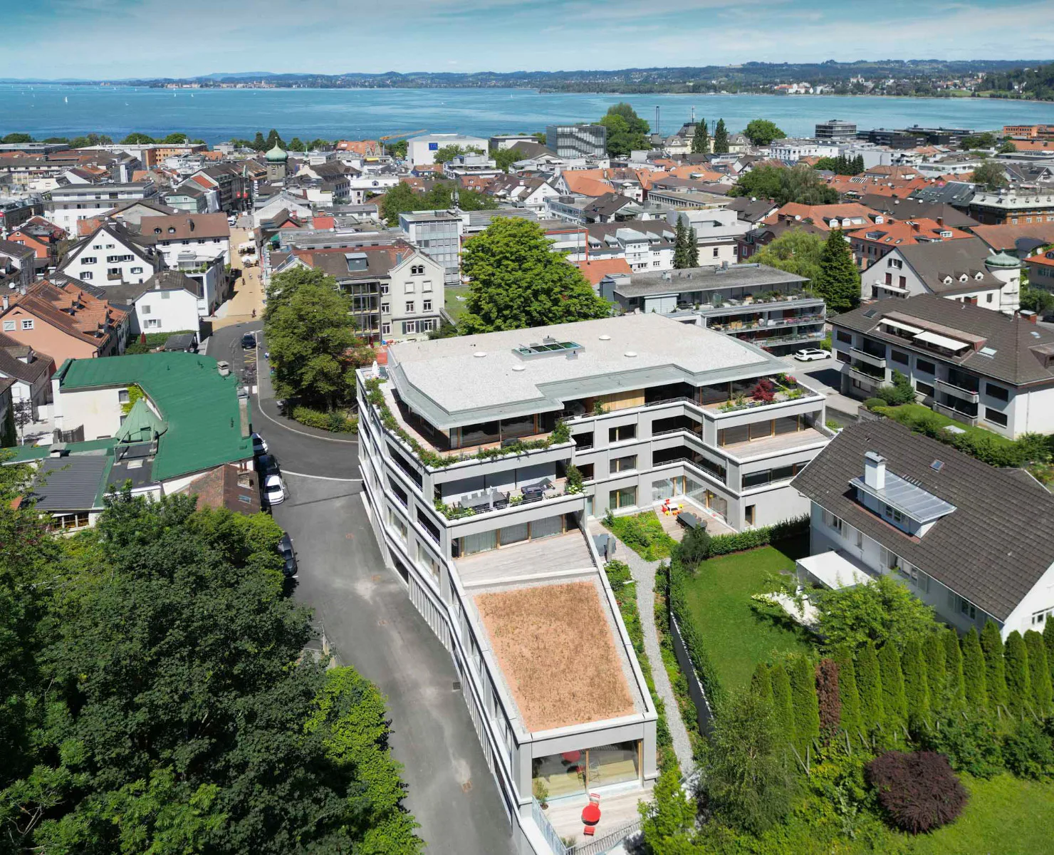 In zentraler Bregenzer Innenstadtlage plante das Büro Dietrich Untertrifaller ein neues fünfgeschossiges Wohn- und Bürohaus.