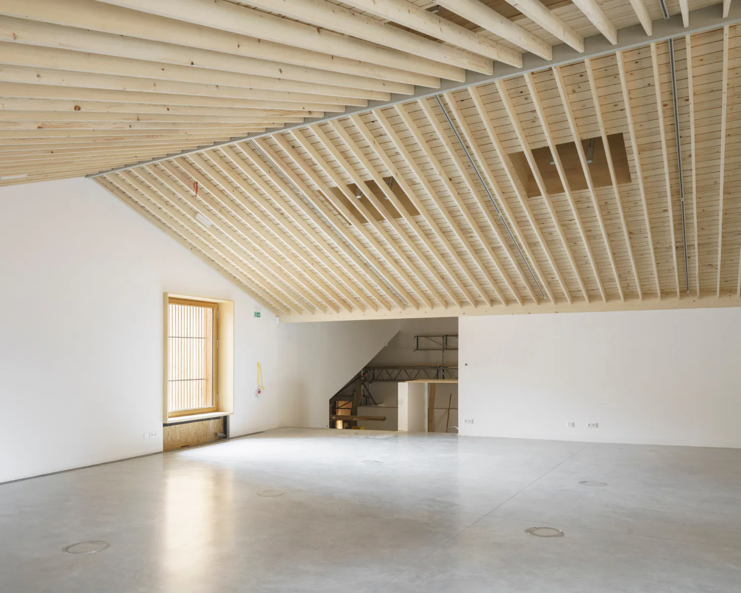 Die Ausstellungsräume finden sich im Obergeschoss unter den Giebeldächern.