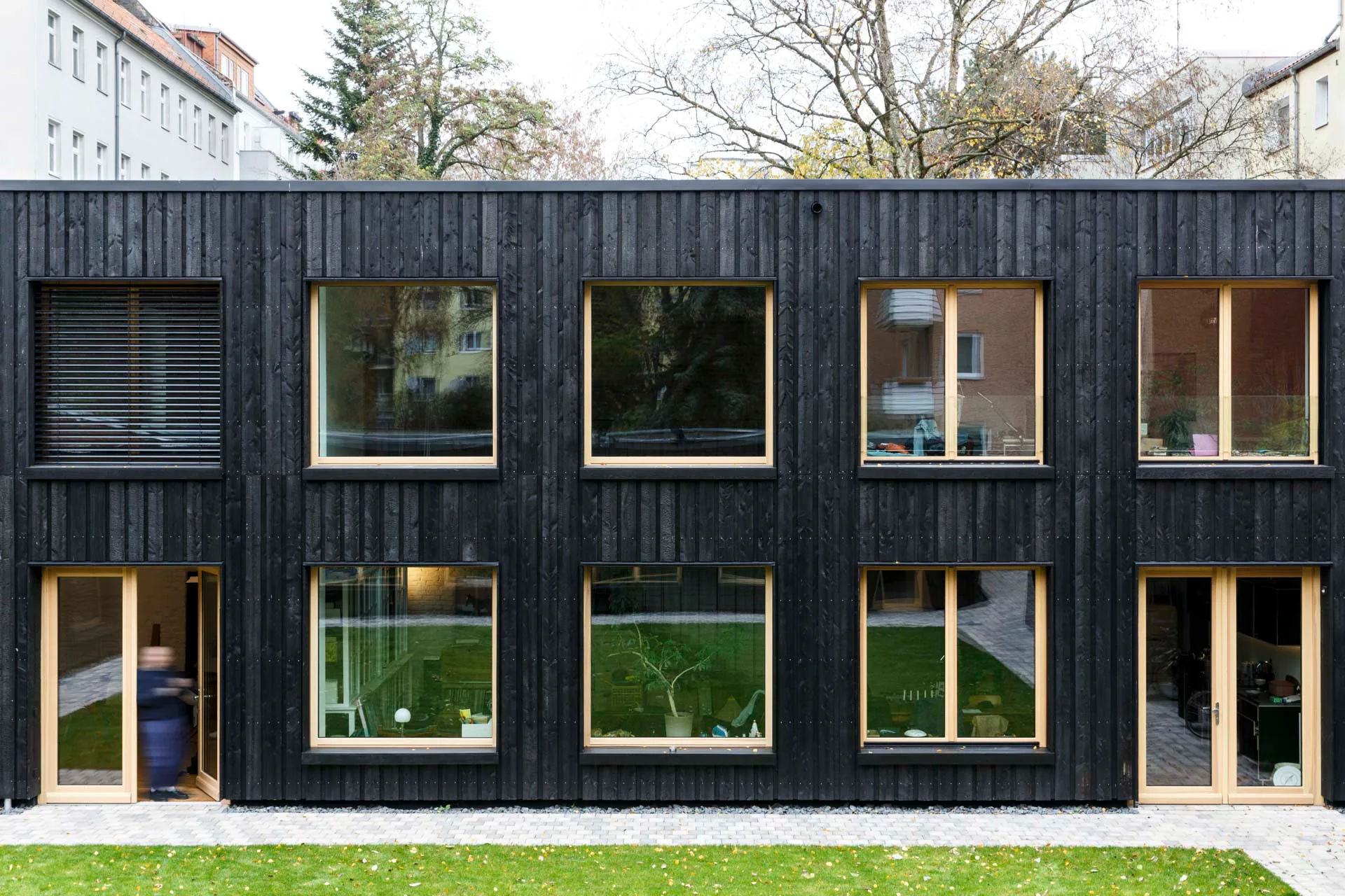 Die Fassade des Ensembles besteht aus verkohlten Kiefernholzbrettern.