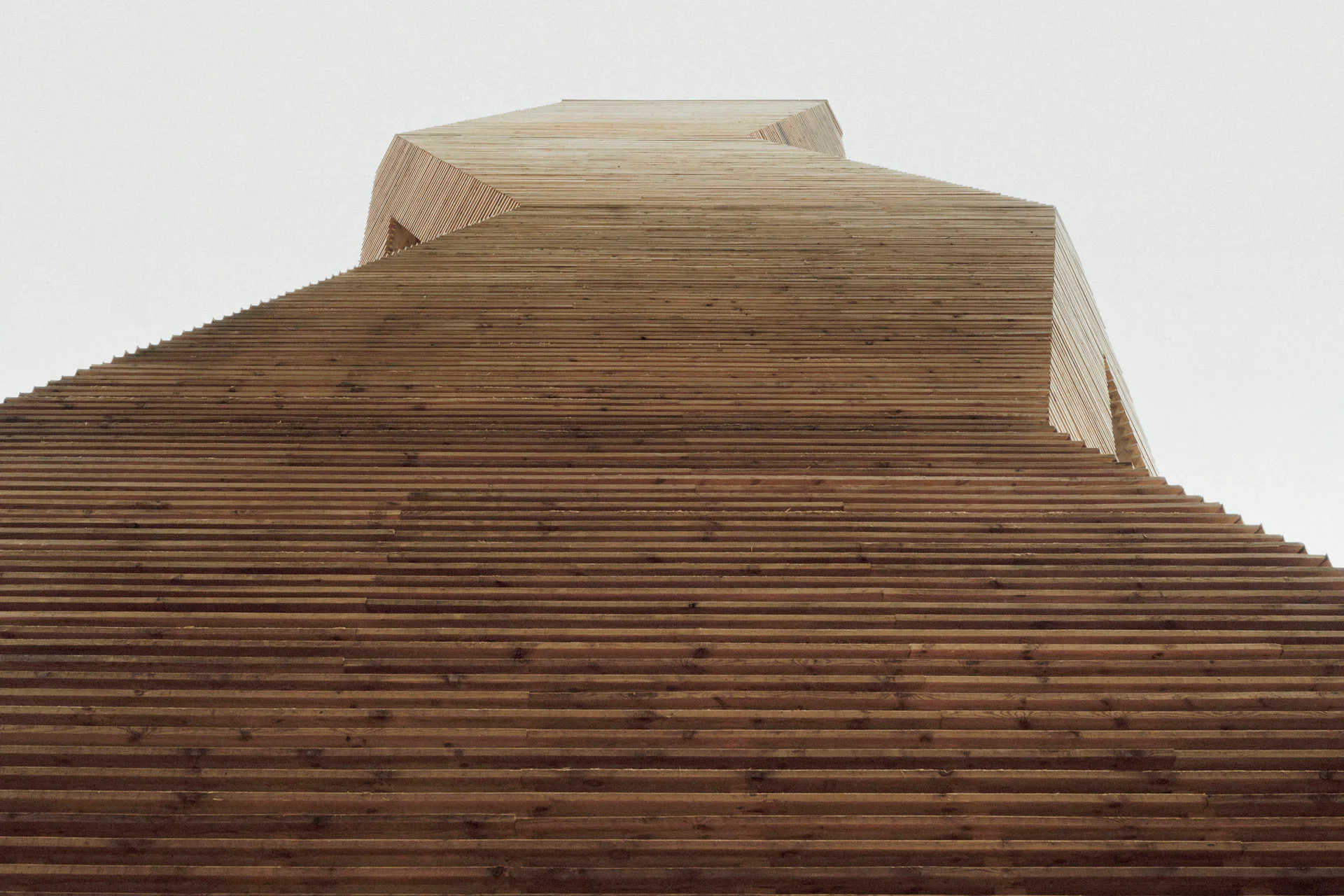 Der Turm ist ein dynamischer Körper aus acht verschiedenen Holzarten.