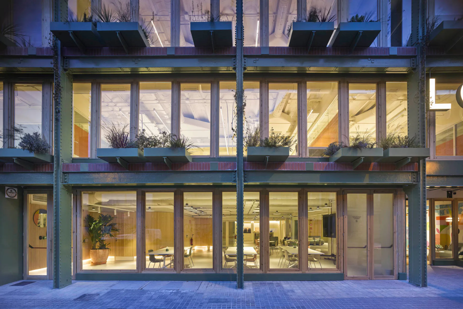 Blick von der Straße ins Innere des Coworking-Büros