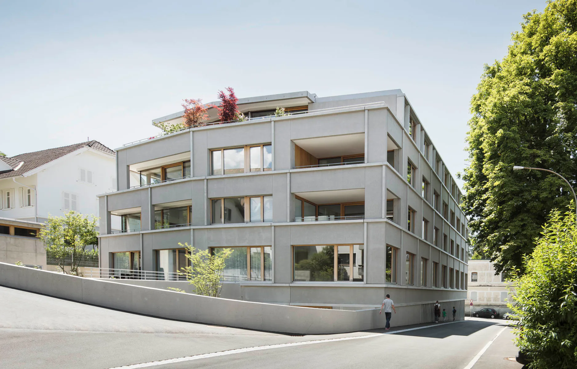 Zur Straße hin ist der Bau als Riegel gestaltet.