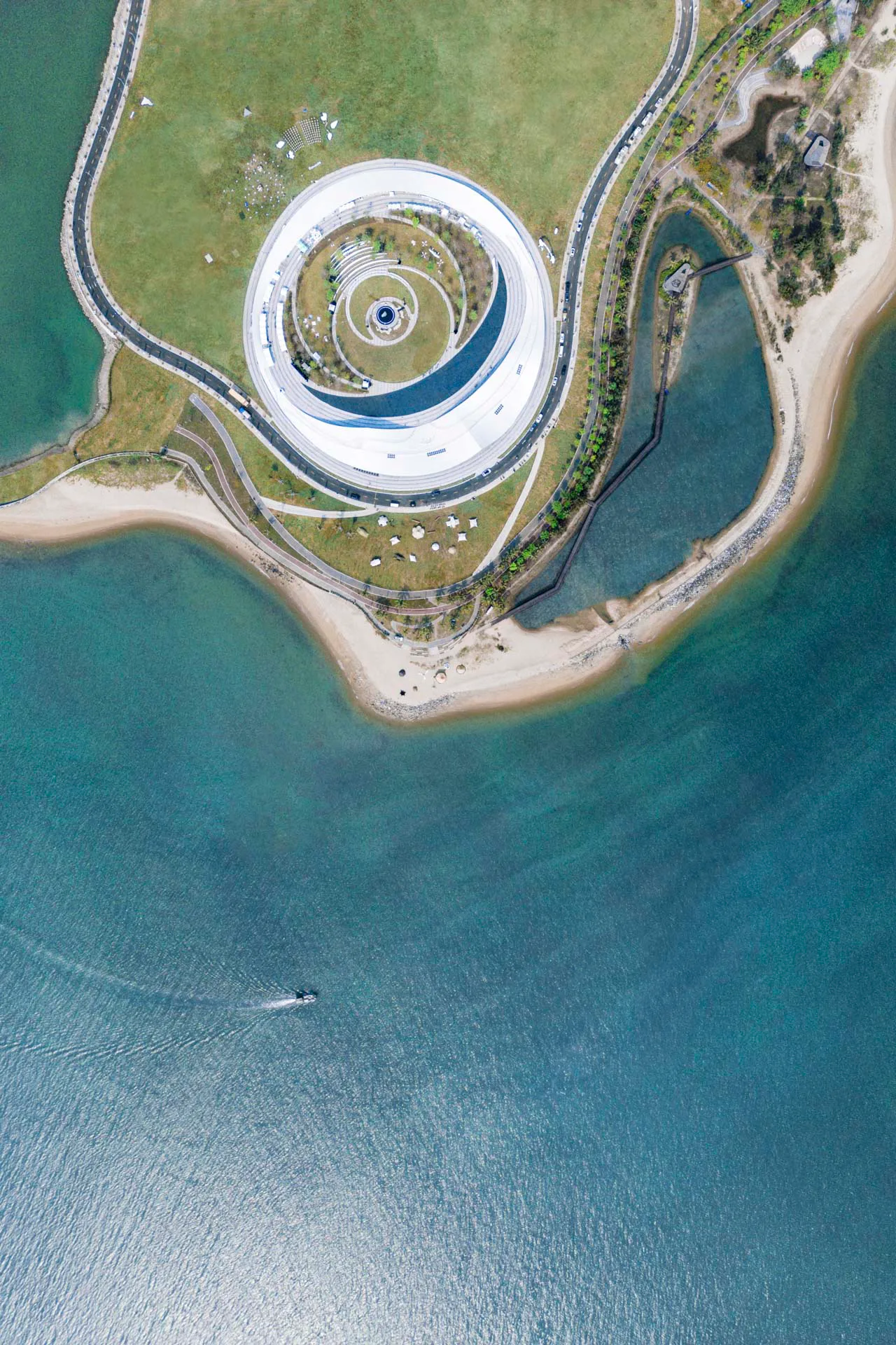Auf die Lage auf einer Landzunge reagierten Sou Fujimoto Architects mit einem ringförmigen Entwurf.