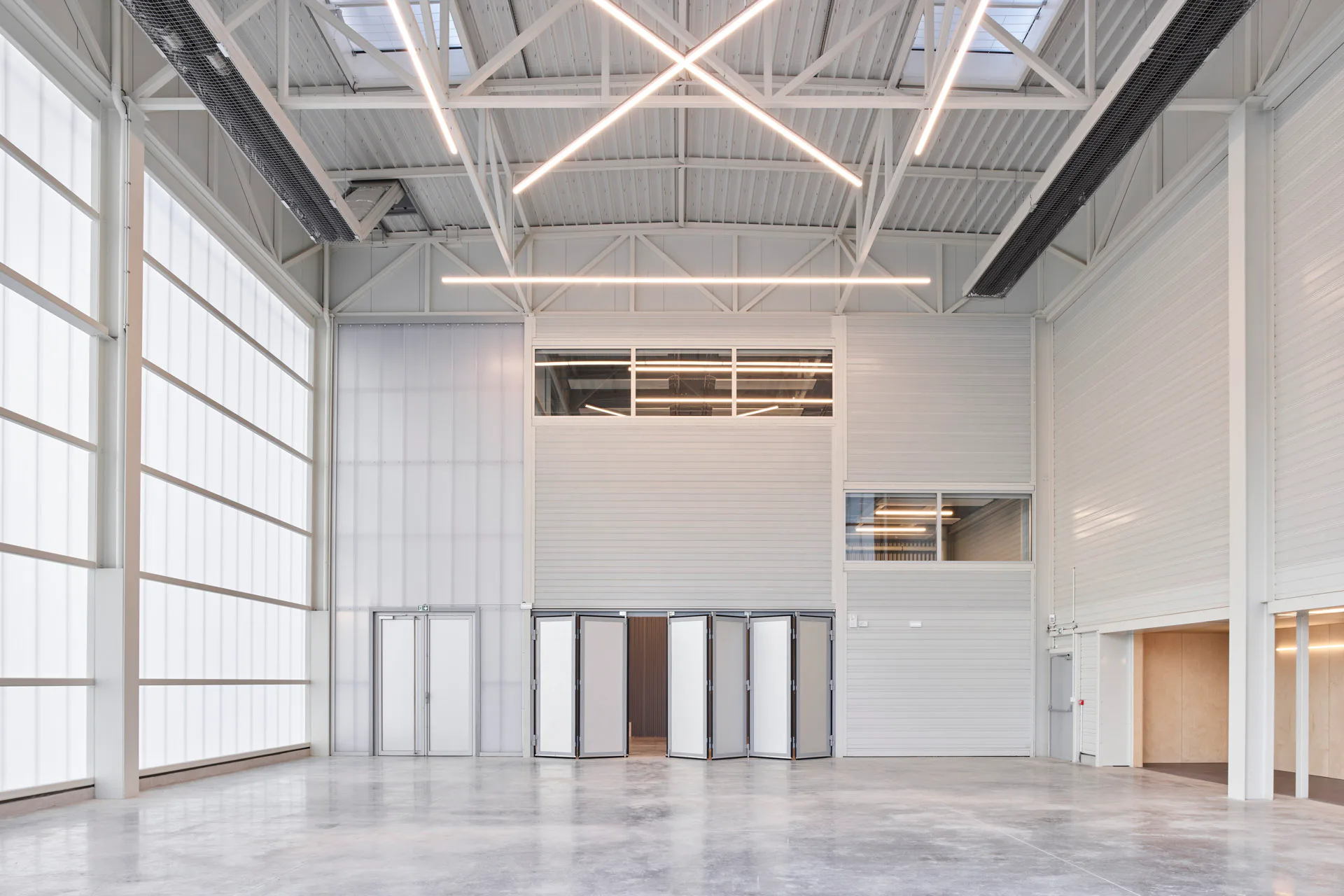 Einblick in die gebäudehohe Indoor-Flughalle haben die Werkstätten.