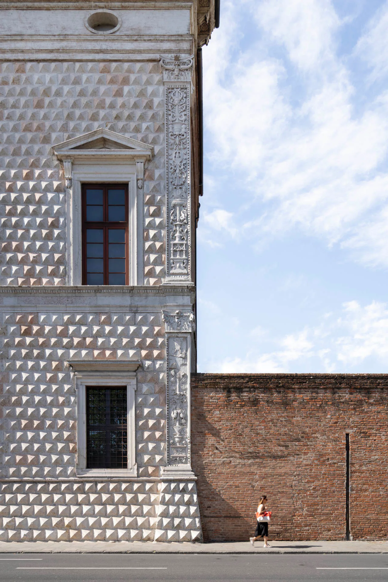 Außenfassade mit pyramidenförmigen Quadersteinen