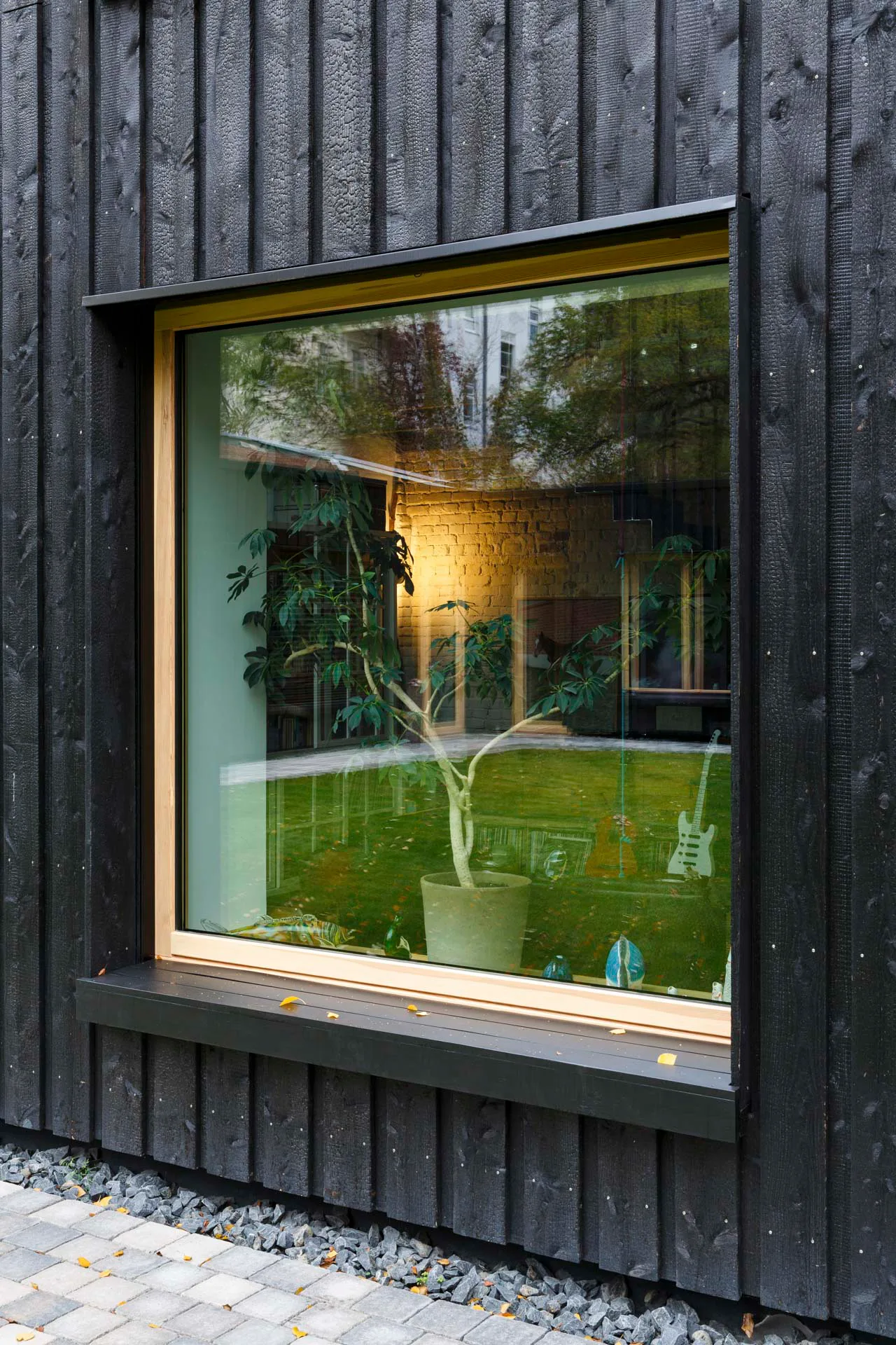 Fenster mit Sitzbank im Außenbereich