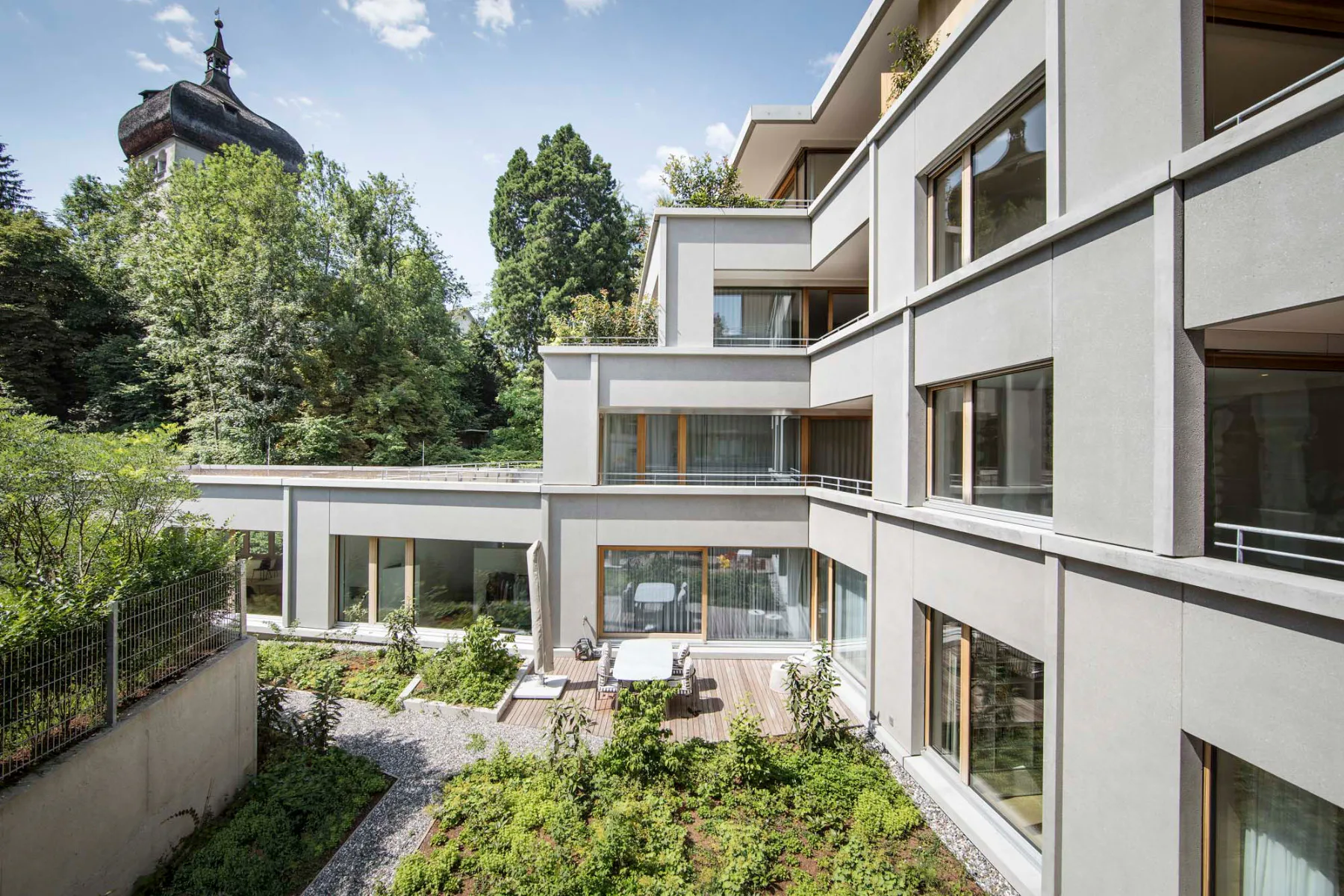 Die terrassierte Gartenseite hält für jede Wohnung private Freiflächen bereit.