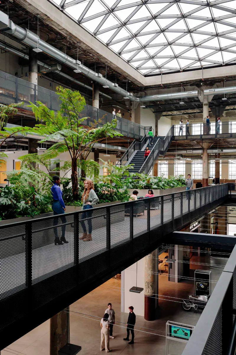 Ein glasbekröntes Atrium bringt Tageslicht in die verschiedenen Ebenen.