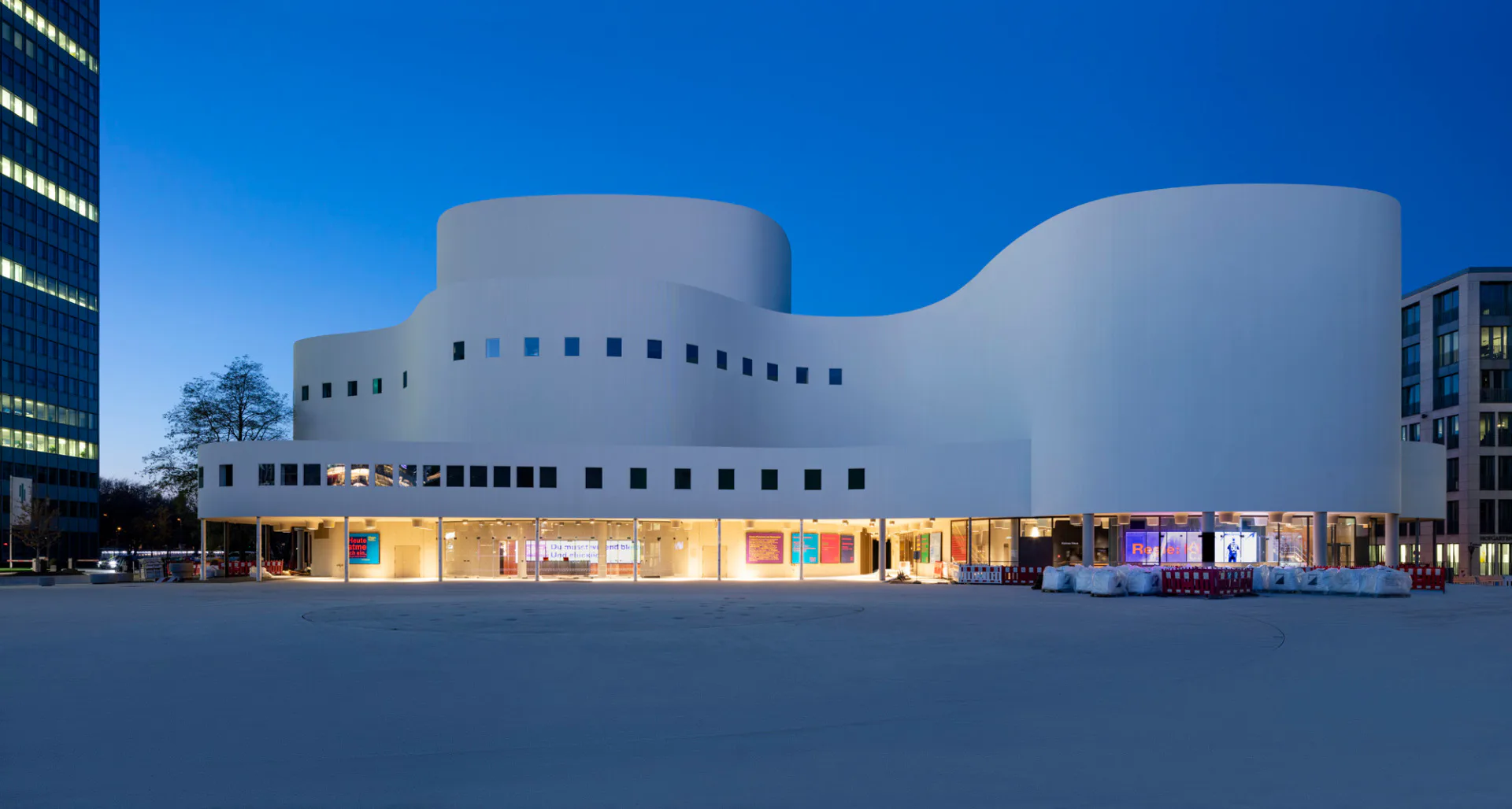 In prominenter Lage befindet sich das Schauspielhaus zwischen Dreischeibenhaus und den grünen Fassaden des Kö-Bogen II.