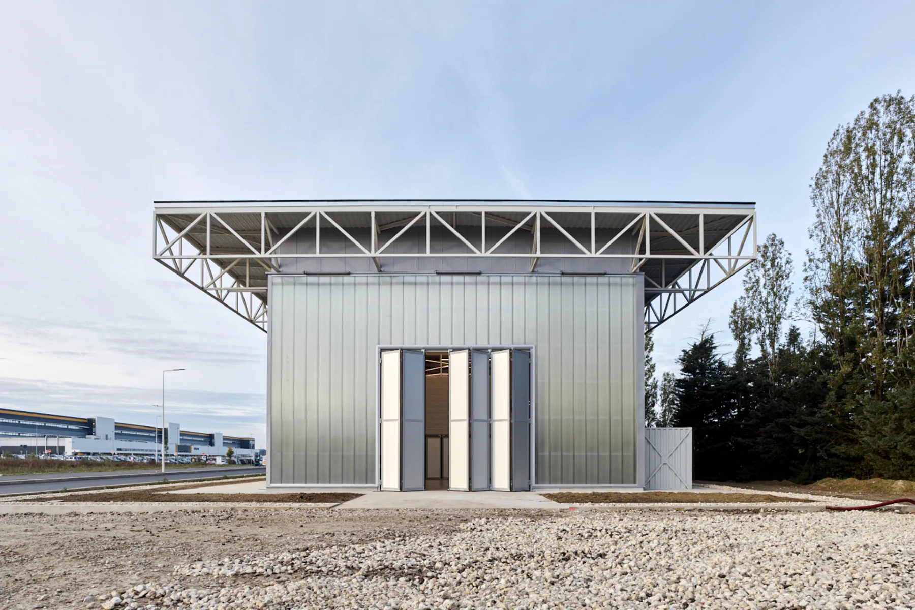 Eine transluzente Polycarbonatfassade umhüllt die Indoor-Flughalle.