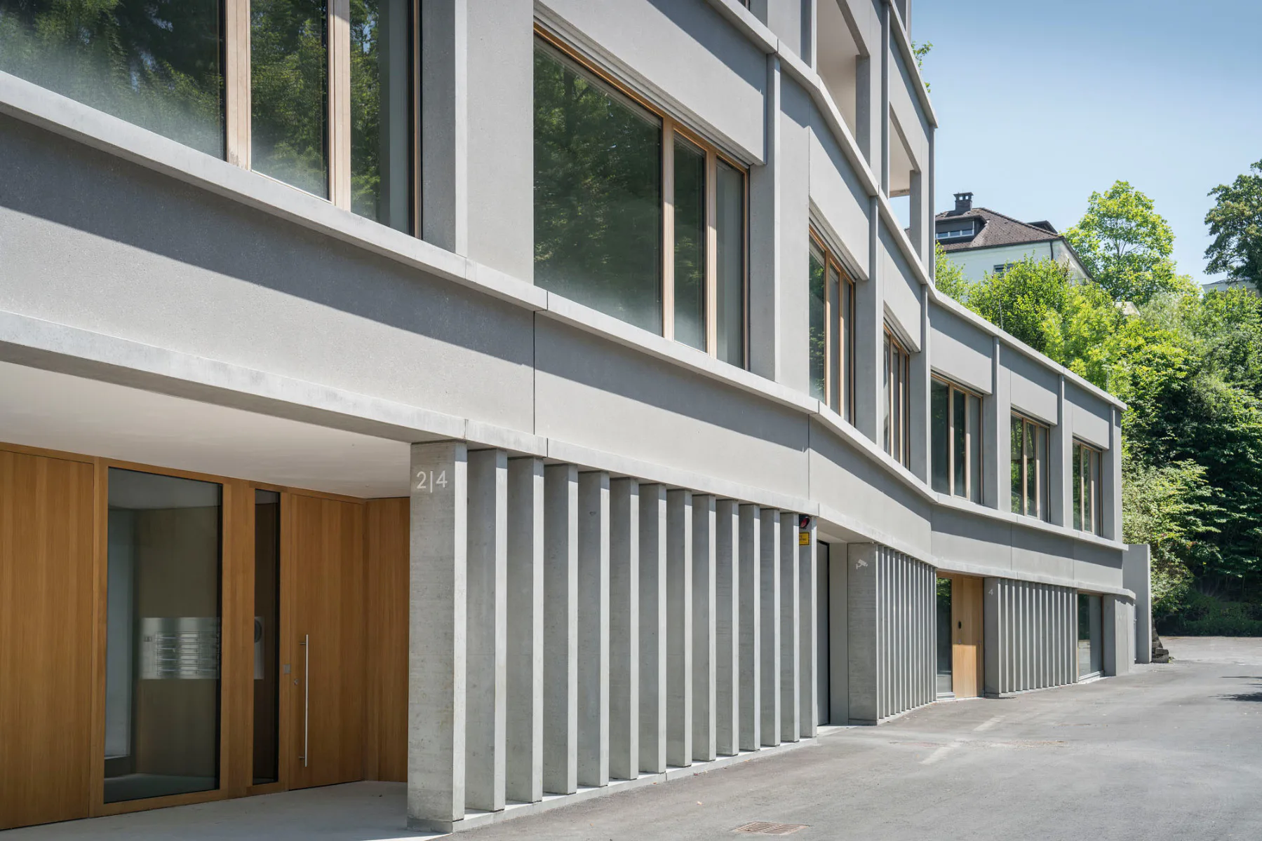 Mehrfach geknickte Südfassade
