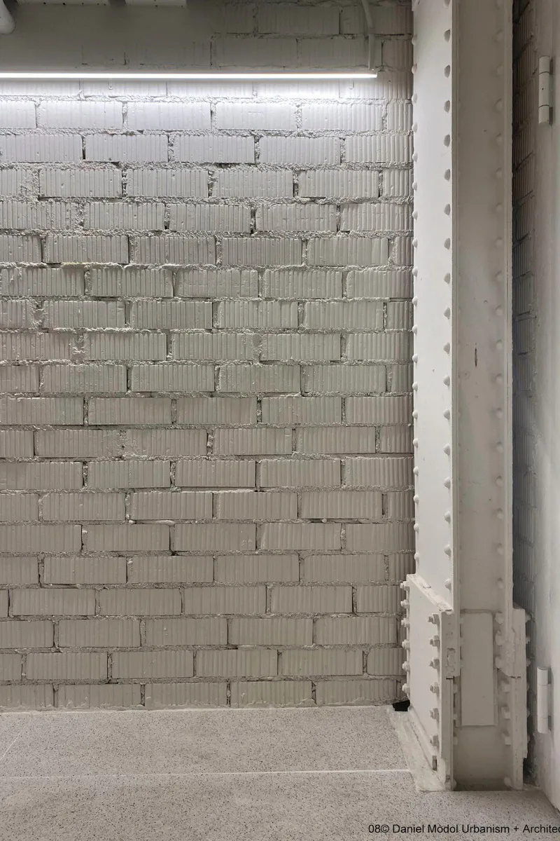 Weiß lackierte Stahlbauteile im Inneren