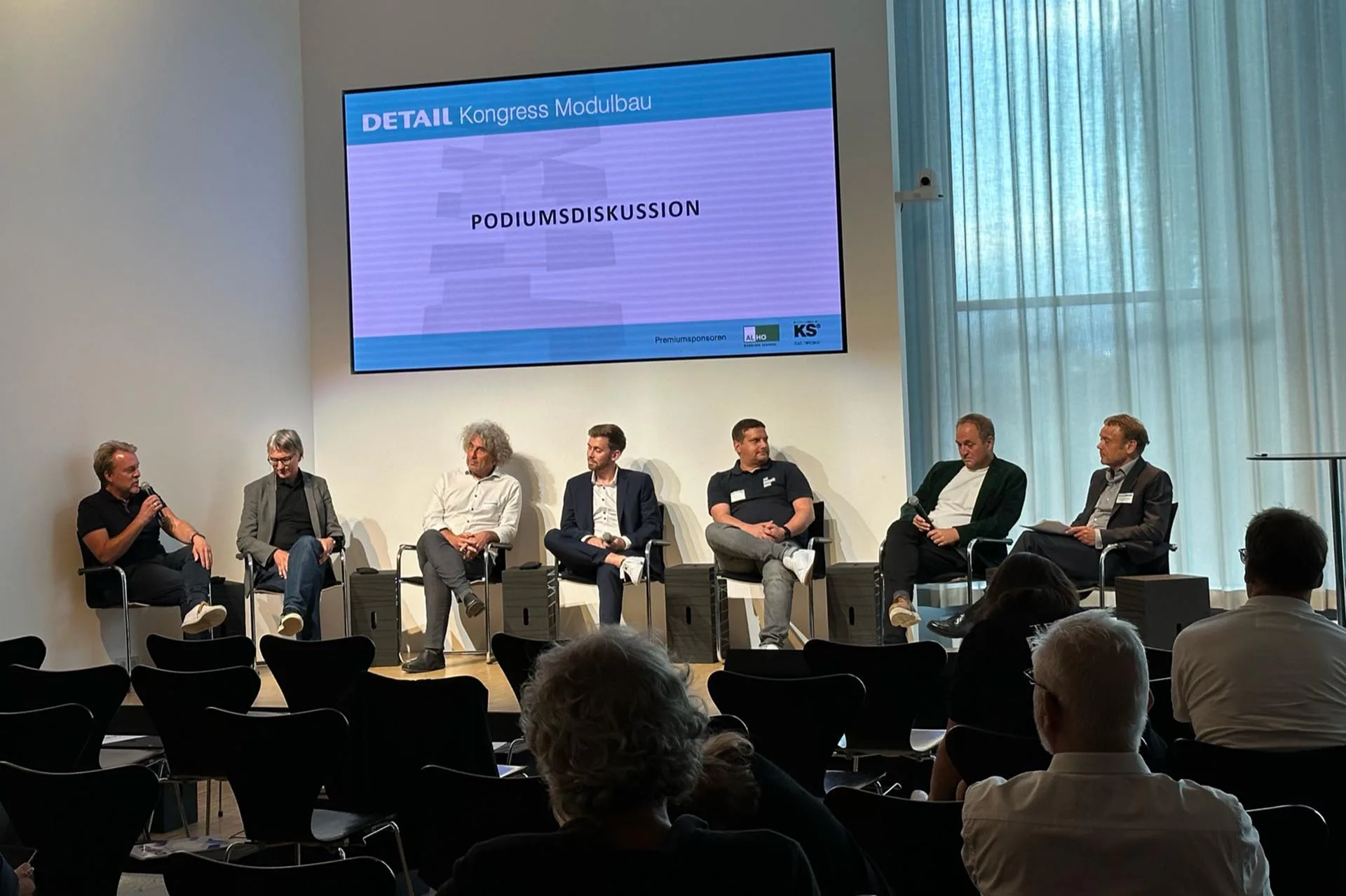 Podiumsdiskussion zwischen Architekten und Experten der Industrie zum Thema Modulbau