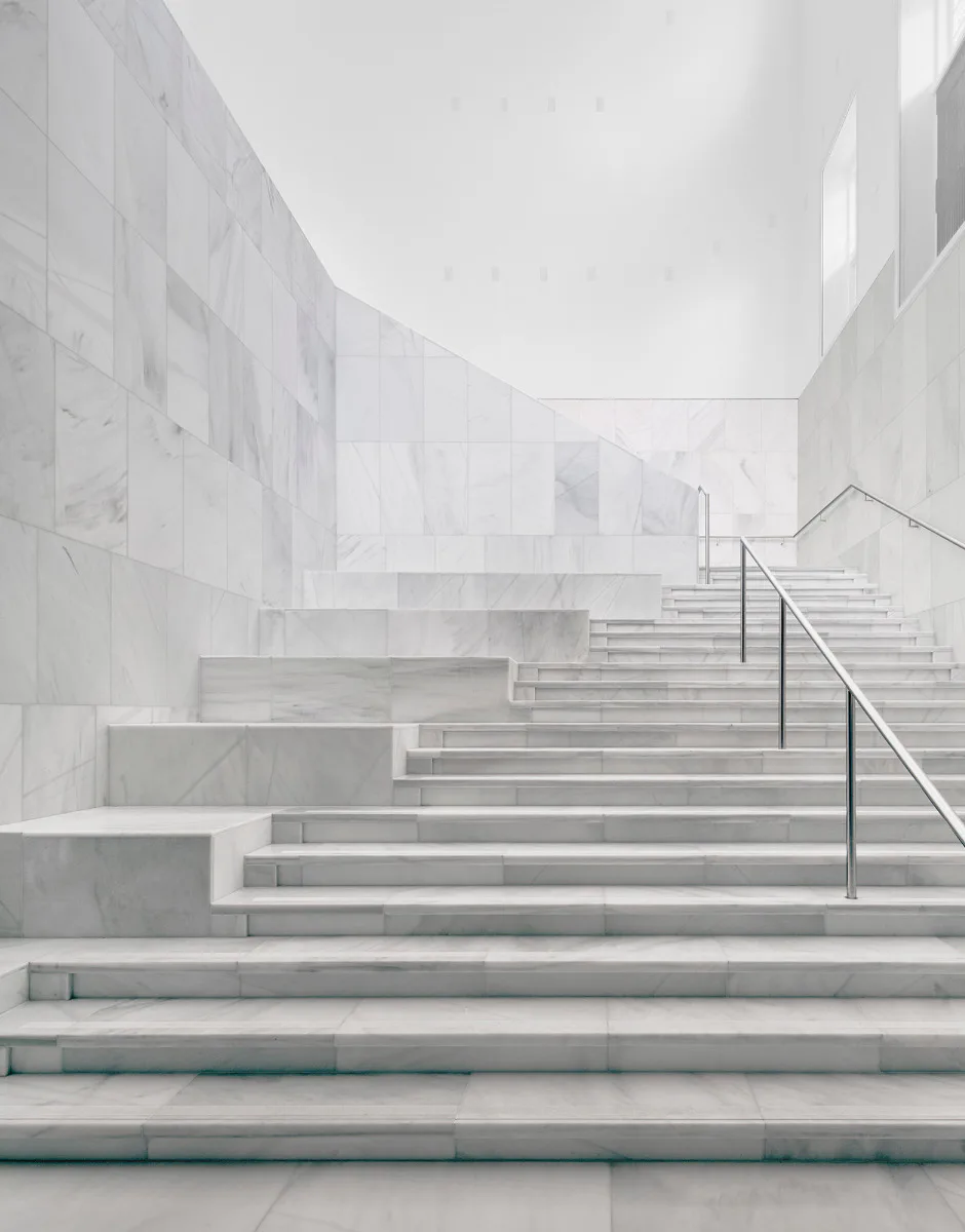 Mit weißem Blanco Macael-Marmor verkleidete Treppenhäuser