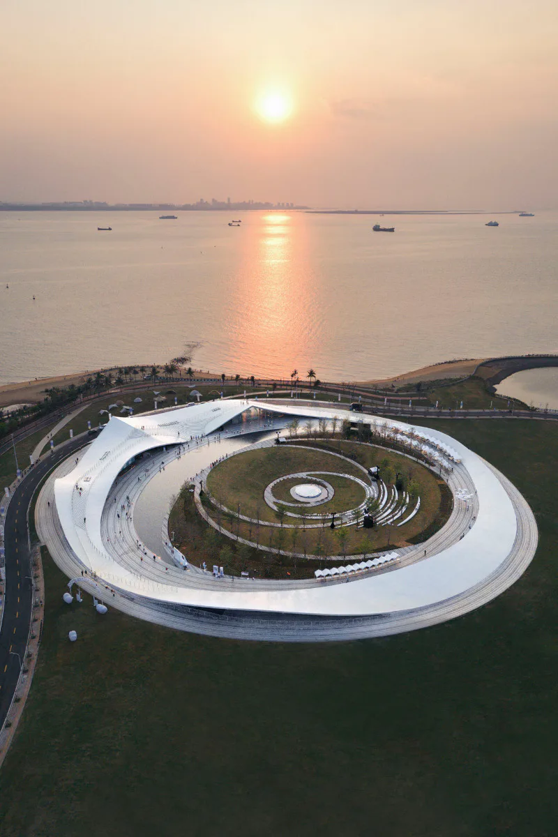 Sky Mountain ist einer von 16 Neubauten bekannter Architekten, das die Uferlinie der südchinesischen Stadt Haikou bereichert.