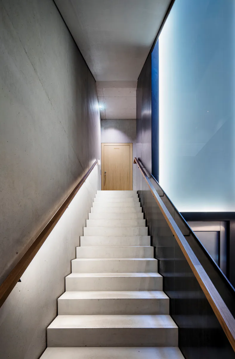 Einläufige Treppe und Aufzug