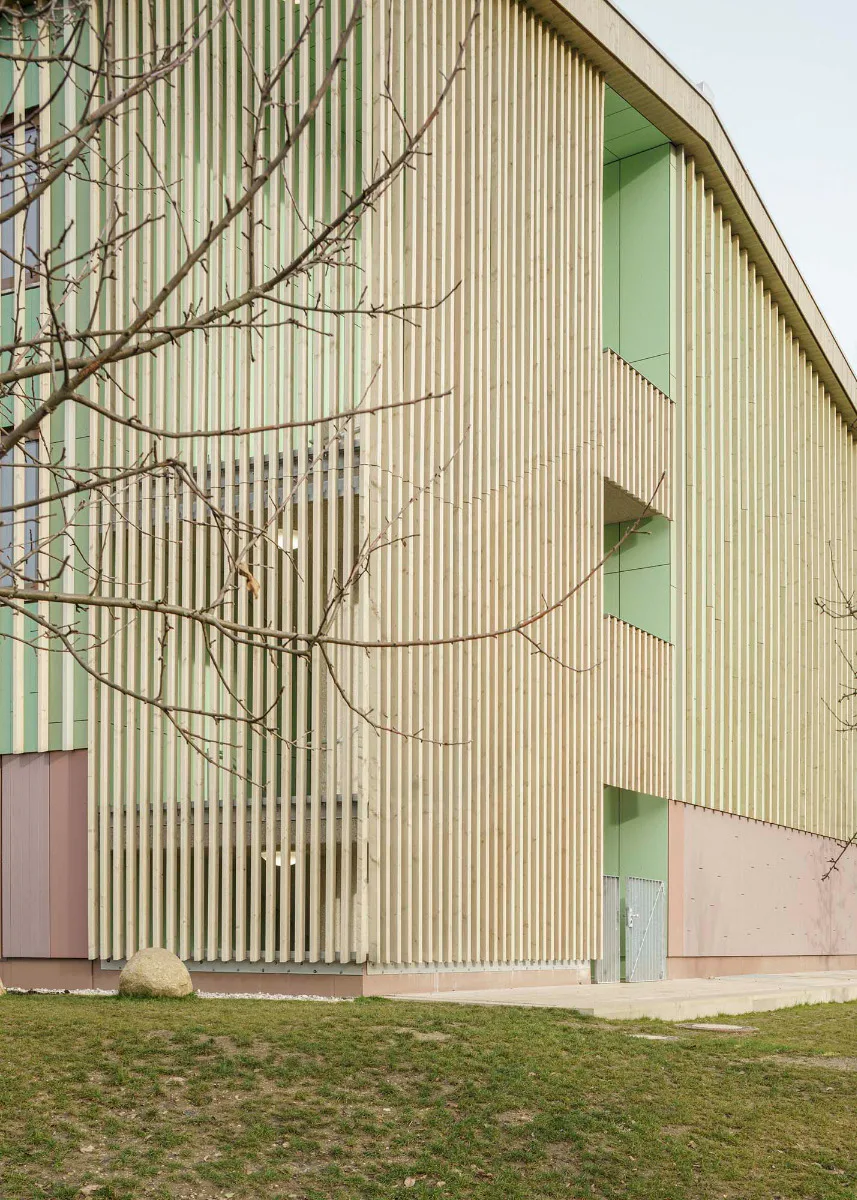 Naturfarbene Leisten rhythmisieren die Fassade und verleihen ihr Tiefe.