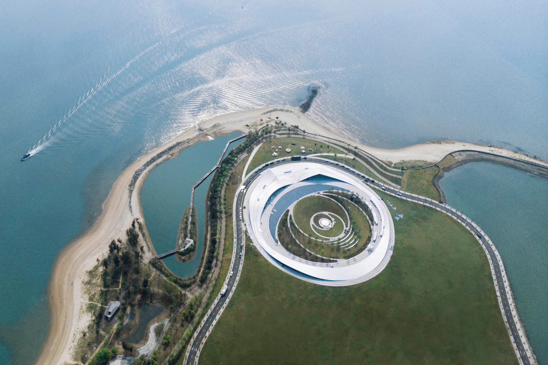Sky Mountain wurde als zweites Projekt nun von Sou Fujimoto als ringförmiger Pavillon mit bewegter Dachlandschaft fertiggestellt.