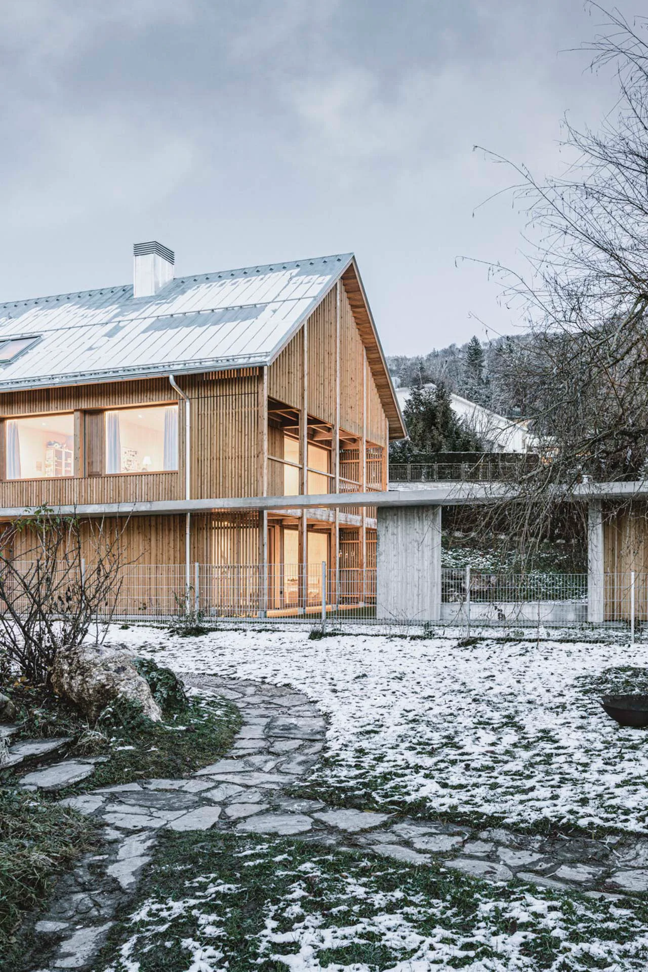 Das Satteldach des Einfamilienhauses entspricht dem regionalen Baustil.