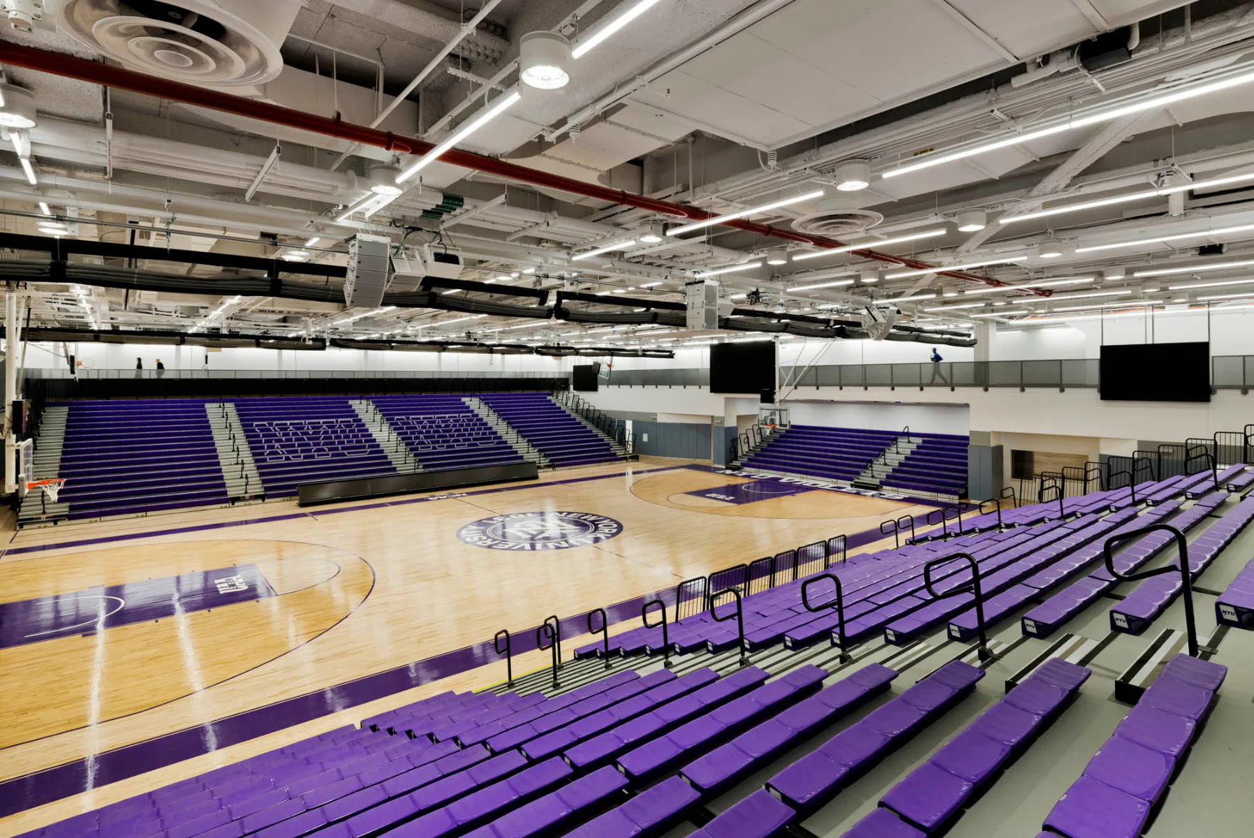 Die Basketballhalle bietet Platz für bis zu 2000 Besucher.