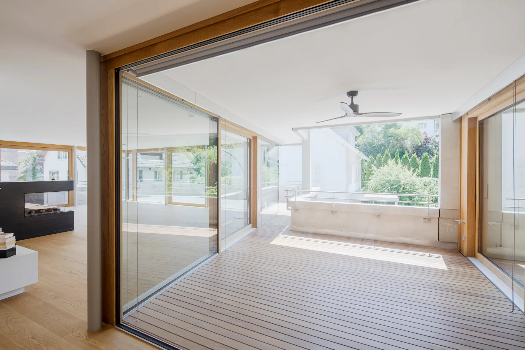 Bodentiefe Fenster mit Eichenholzrahmen