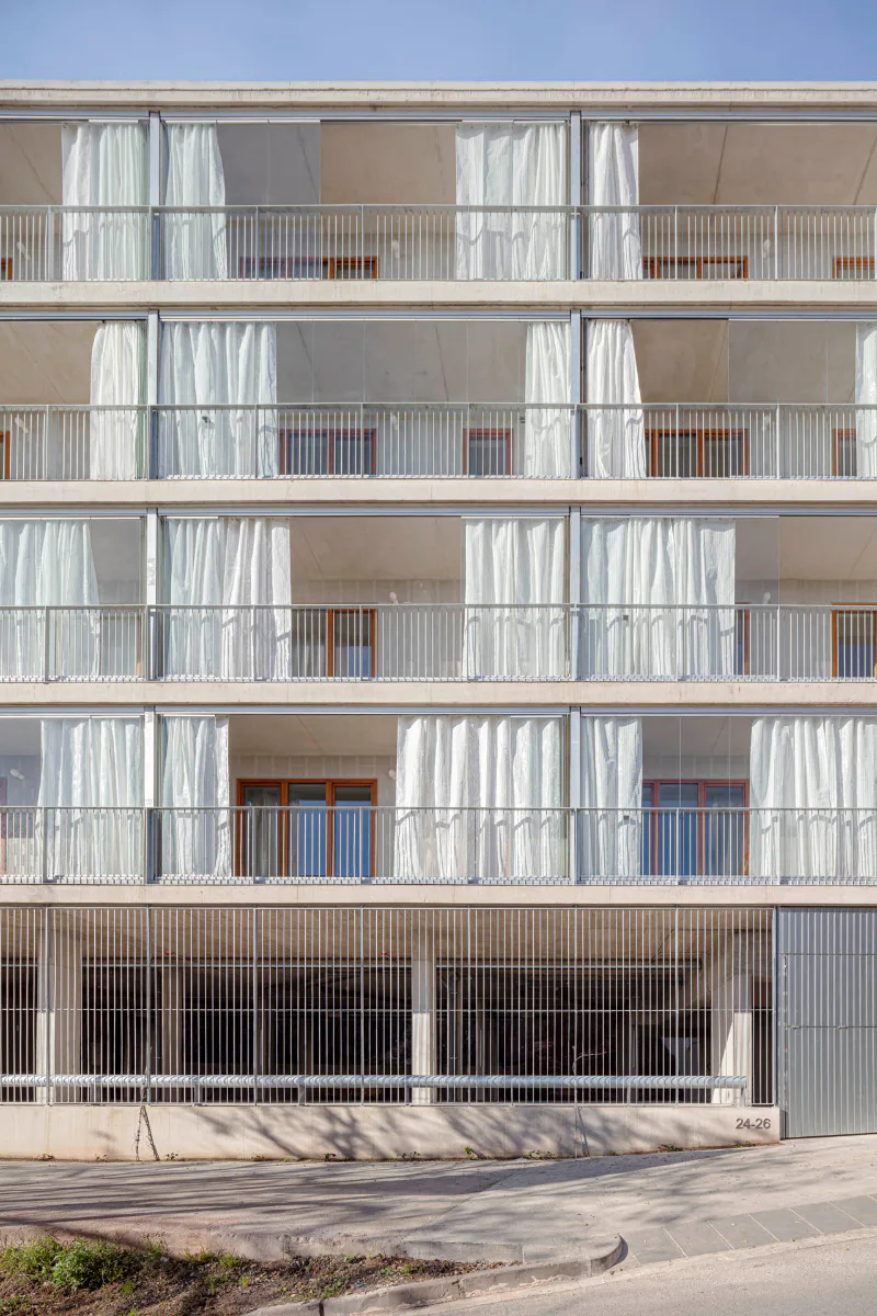 Ansicht der Fassade mit geöffneten Glaselementen