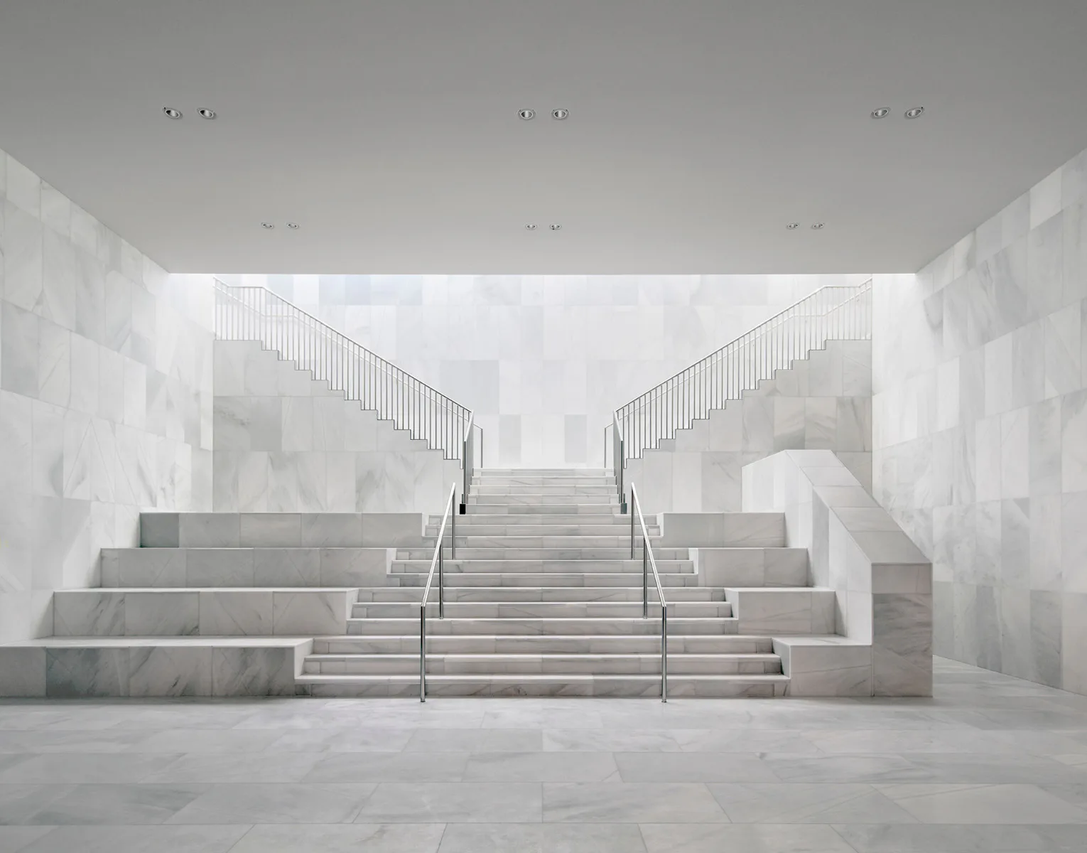 Die Treppenhäuser sind mit weißem Blanco Macael-Marmor verkleidet.