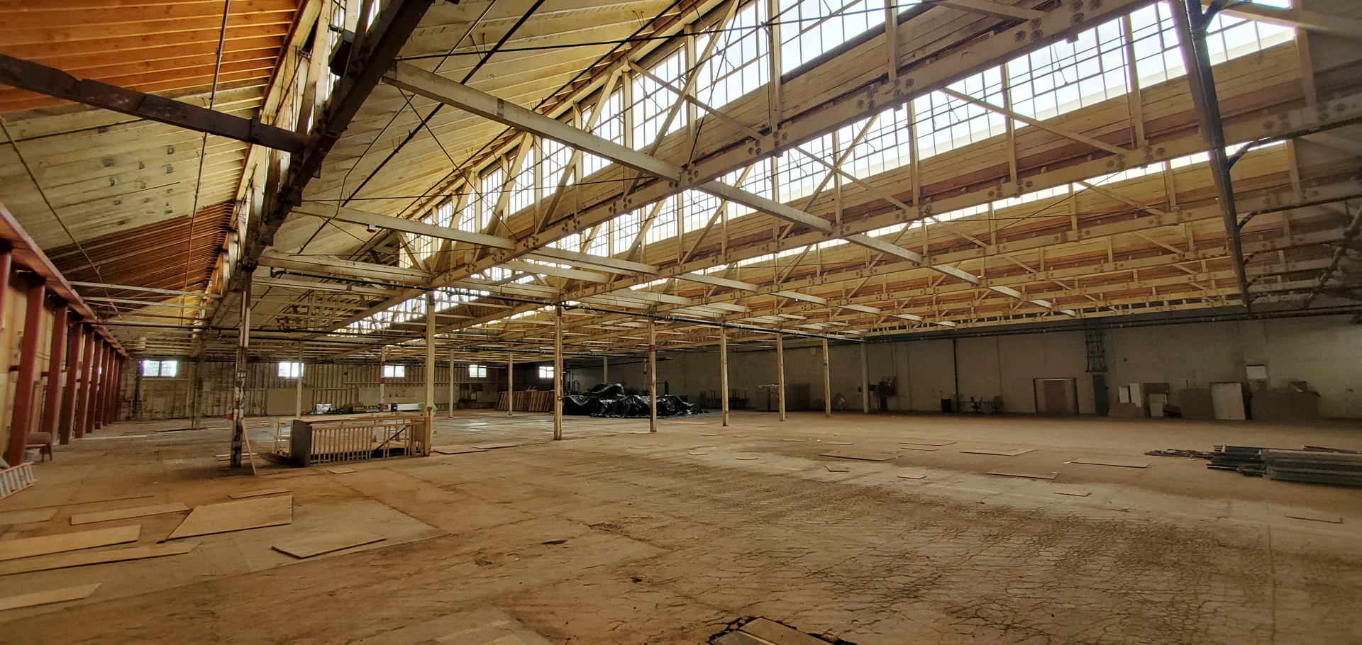 Der Innenraum der ehemaligen Lagerhalle vor der Sanierung