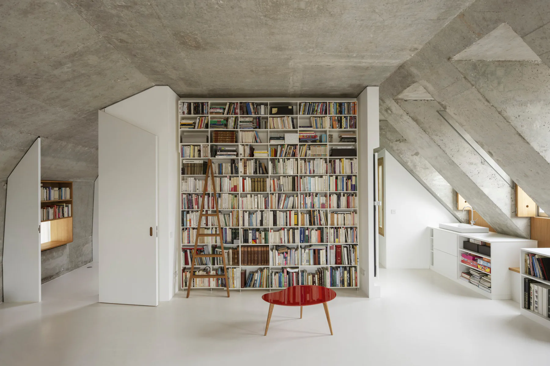 Im Dachgeschoss befindet sich eine Bibliothek und ein Arbeitsraum.