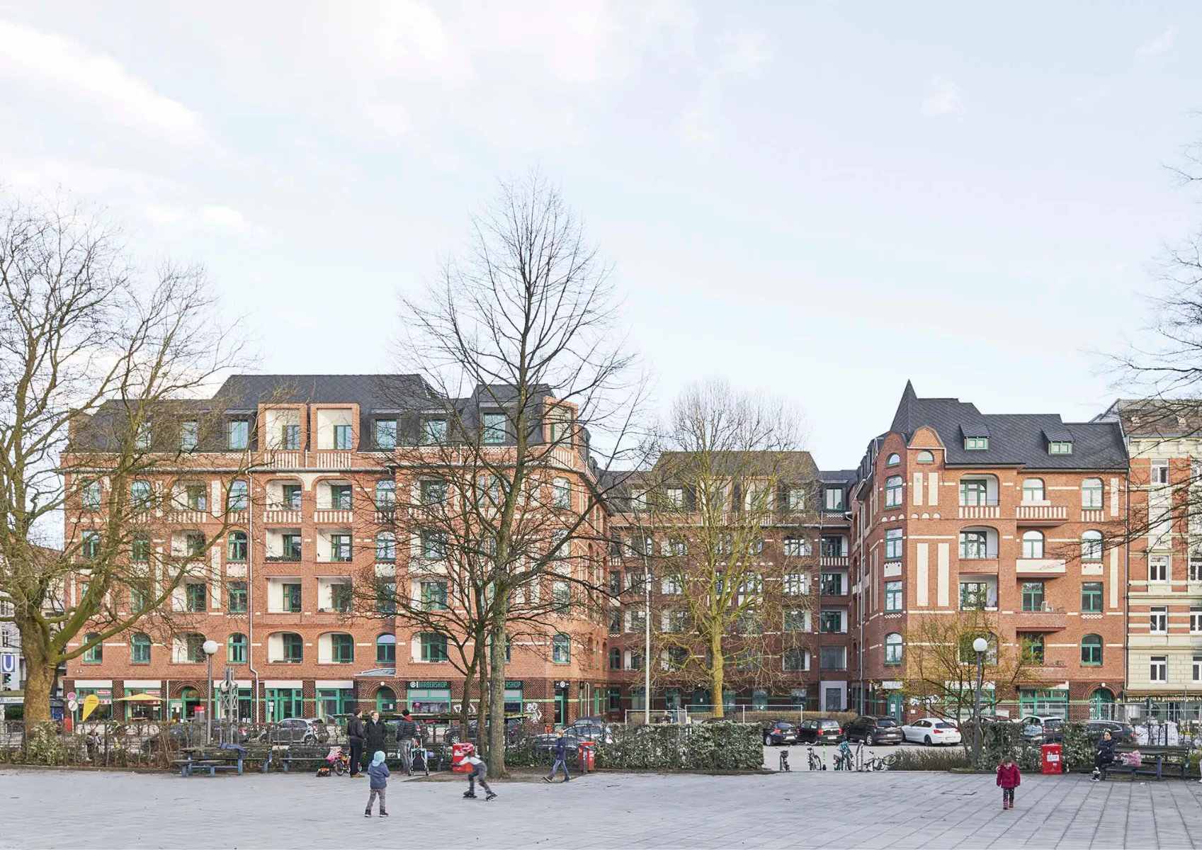 Zweigeschossige Dachaufstockung eines denkmalgeschützten Ensembles in Hamburg von Trutz von Stuckard Penner Architekten