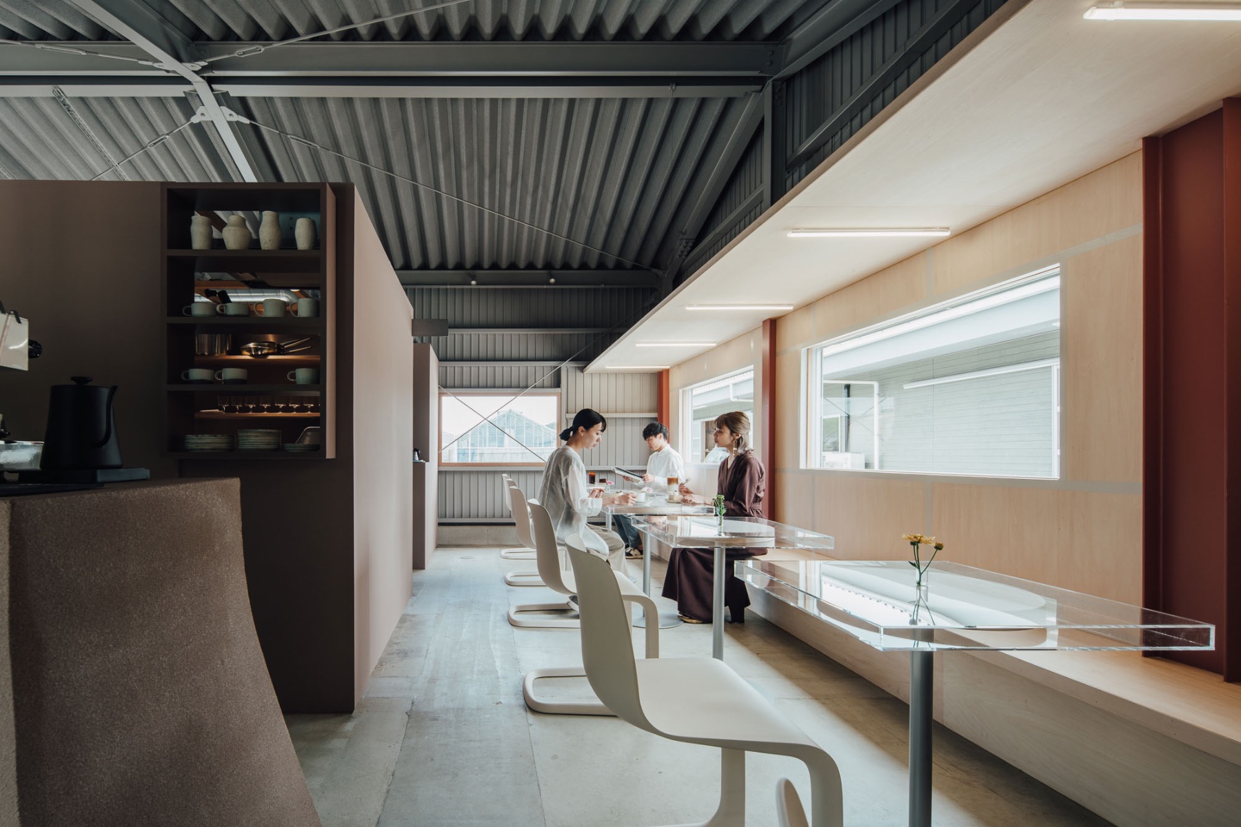 Café mit Blumenladen in Japan von Fathom