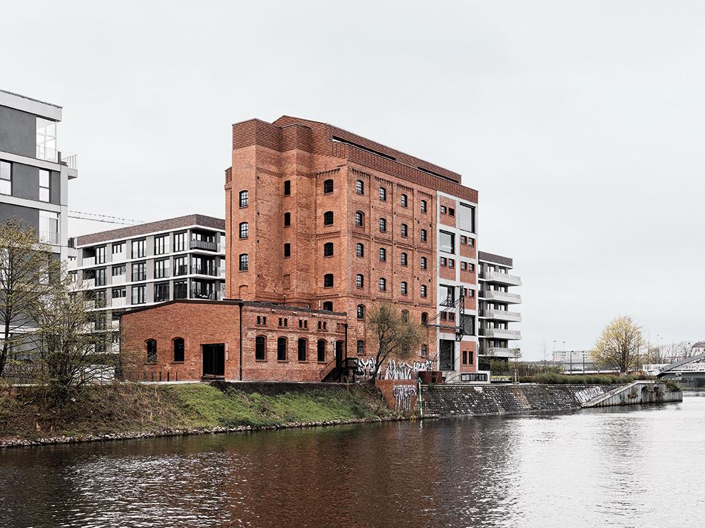 AFF Architekten haben den Kornversuchsspeicher in Berlin Mitte saniert und um einen Dachaufbau erweitert. Mit öffentlichen Nutzungen soll er das Quartier Heidestraße beleben.