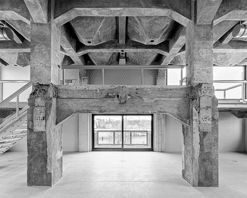 Die Architekten entfernten jeden zweiten Schüttboden, um eine nutzbare lichte Höhe zu erhalten. Die Abbruchkanten sind sichtbar geblieben.