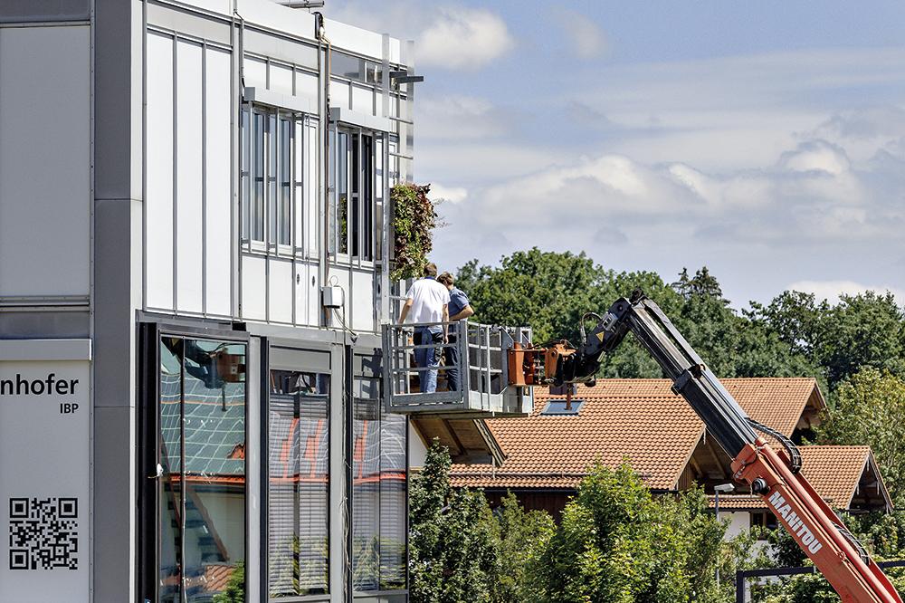 Tests am Fraunhofer Institut für Bauphysik zeigten rund 14 % Energieeinsparung durch die Begrünung.