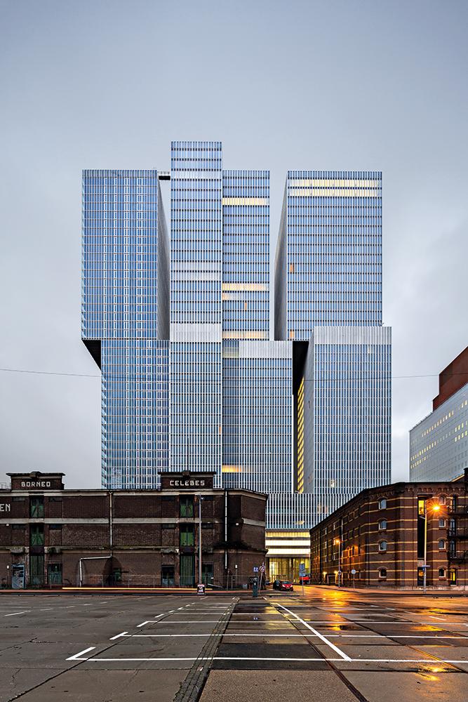 Beim Hochhaus De Rotterdam sind die unterschiedlichen Nutzungen in getrennten Türmen untergebracht. Der Sockel bietet Gemeinschaftsräume für alle Nutzer.