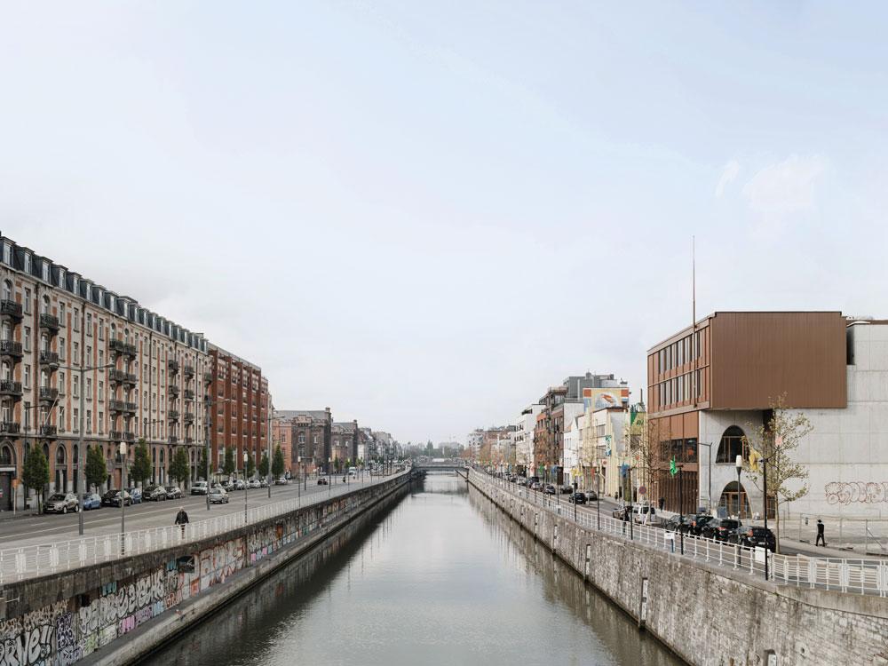 Das neue Quartierszentrum in Brüssel liegt am Canal Bruxelles-Charleroi, der das Viertel Molenbeek westlich der Altstadt begrenzt.