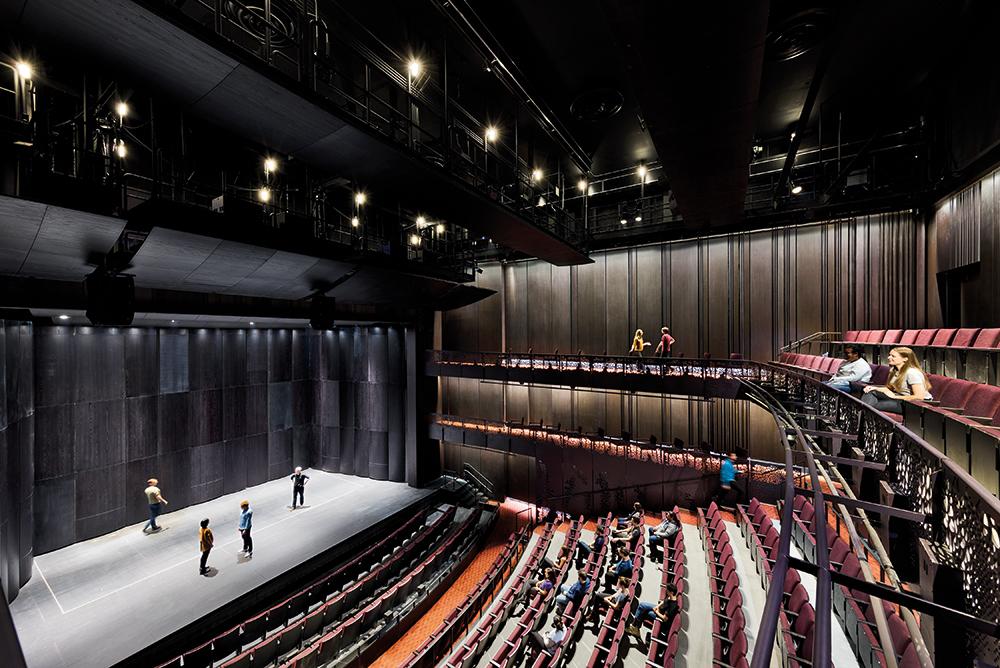 Vier große Konzert und Theaterräume sind in das Gebäude integriert, darunter das große Iris Cantor Proscenium Theatre mit 350 Sitzplätzen.