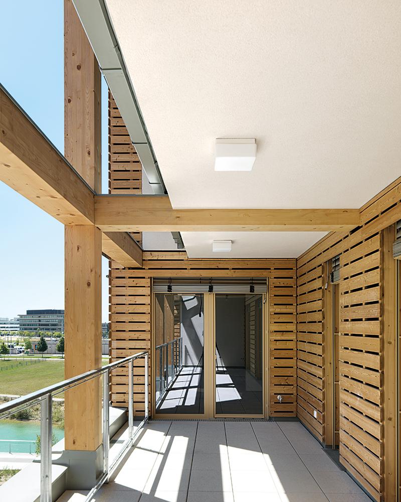 Für die Freiflächen wurden einzelne Module im Raster ausgelassen oder verschoben. So entstehen Balkone von 17 m2 und eine 35 m2 große Dachterrasse.