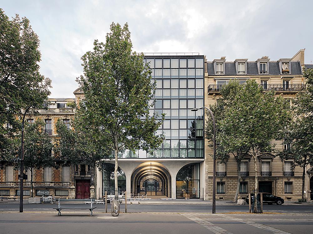 Aus einem abweisenden Bürobau aus den 1960er-Jahren wird ein lebendiger gemischter Block. David Chipperfield Architects Berlin (DCAB), BRS und Calq haben Hotel, Jugendherberge und Wohnungen unter einem Dach baulich voneinander getrennt. Die Passage auf Straßenebene mit Markt, Läden, Kita und Kunstgalerie wirkt als urbanes soziales Interface, wo sich die unterschiedlichen Nutzer mit Passanten mischen.