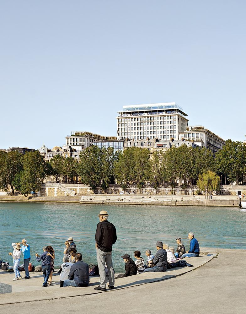 Aus einem abweisenden Bürobau aus den 1960er-Jahren wird ein lebendiger gemischter Block. David Chipperfield Architects Berlin (DCAB), BRS und Calq haben Hotel, Jugendherberge und Wohnungen unter einem Dach baulich voneinander getrennt. Die Passage auf Straßenebene mit Markt, Läden, Kita und Kunstgalerie wirkt als urbanes soziales Interface, wo sich die unterschiedlichen Nutzer mit Passanten mischen.