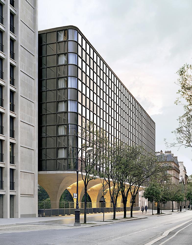 Der frühere repräsentative Vorplatz zum Boulevard Morland ist jetzt durch den Riegel der Jugendherberge geschlossen. Eine offene Arkadenfolge aus sechs mittigen Stützen trägt den gesamten Neubau.