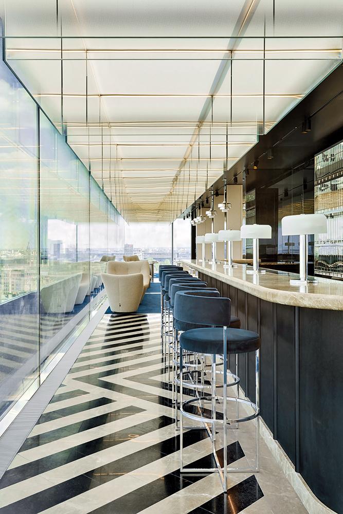 Gastronomie, Läden und ein Markt unter dem zentralen Büroneubau beleben den Weg durchs Areal. Die Rooftop-Bar lockt am Abend aufs Dach.