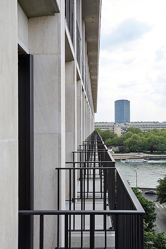 Die Fenster wurden mit der ursprünglichen Teilung durch Isolierverglasung und neue Rahmen ersetzt. Balkone verwandeln die ehemaligen Büros in Wohnungen.