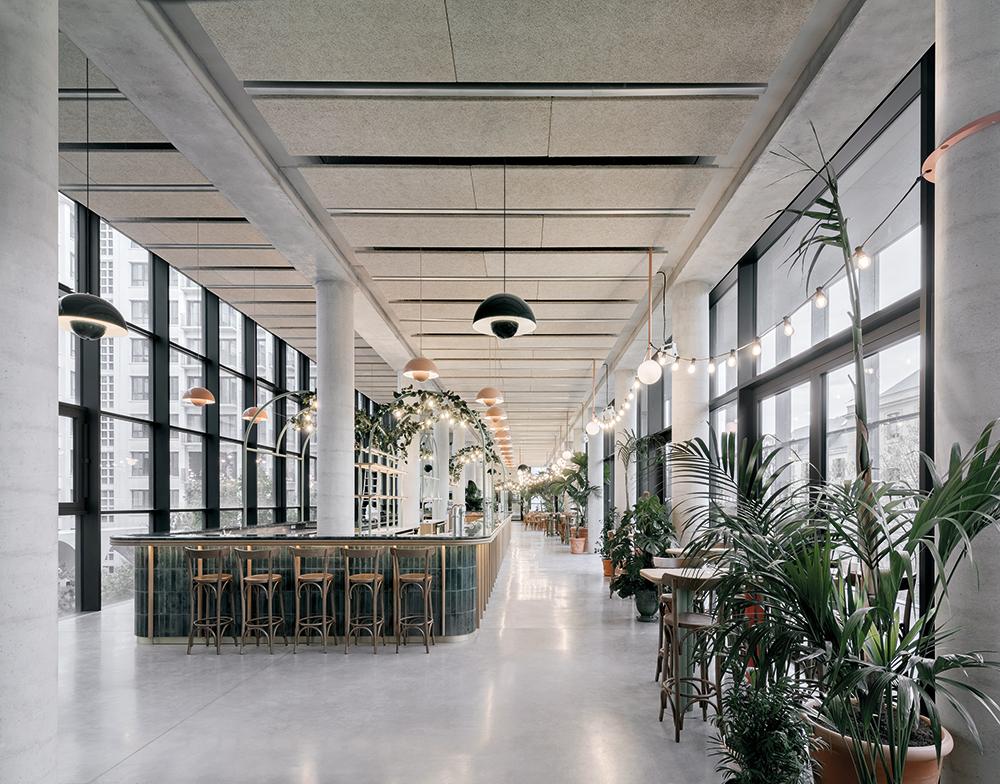 Der 5,50 m hohe Gastronomie- und Veranstaltungsraum der Jugendherberge öffnet sich zum begrünten Innenhof und mit einer Frühstücksloggia zum belebten Boulevard Morland.