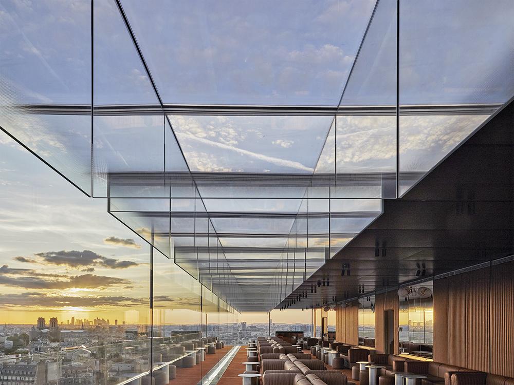 In der Rooftop-Bar und im Dachrestaurant macht die Glas- und Lichtinstallation The Seeing City von Studio Other Spaces den einzigartigen Ausblick zum Kunsterlebnis.