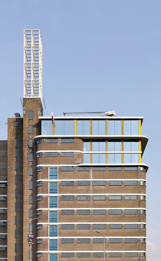 Das historische Lagergebäude von Philips aus den 1940er-Jahren ist eine Ikone der modernen Architektur. Caruso St John Architects gelang das Kunststück, das Industriedenkmal umzubauen, ohne dessen Charakter zu schwächen. Auf dem Dach entstand ein neuer dreigeschossiger Wohnbau, im Erdgeschoss eine Markthalle, darüber parken nun Autos und experimentieren junge Firmen, wo früher Produkte lagerten.