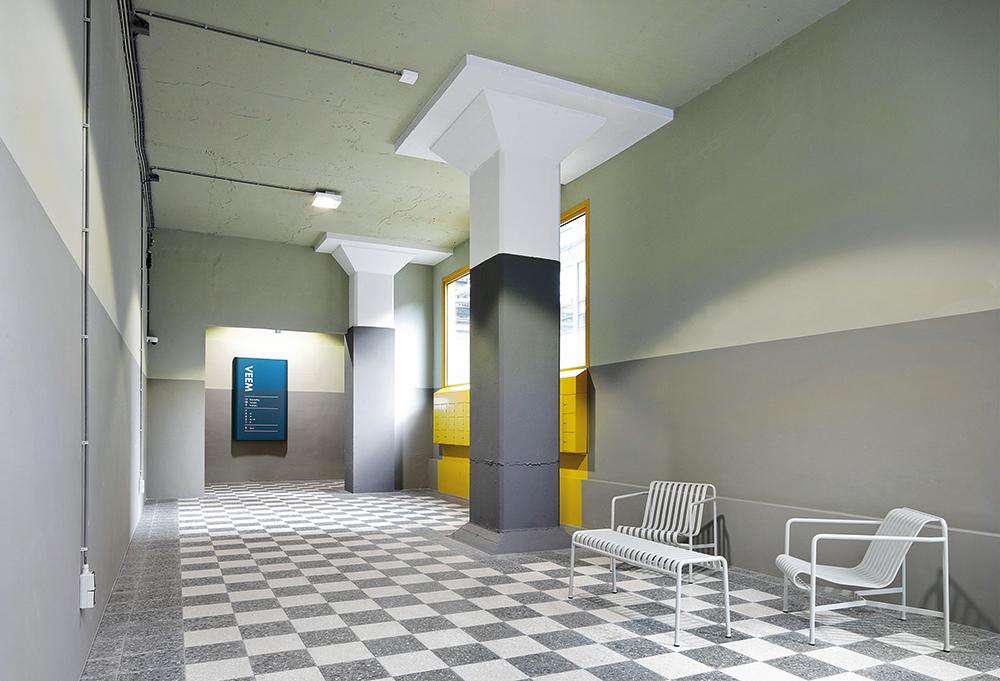 Die Farbgebung im Gebäude orientiert sich an der Originalgestaltung, aber auch an Anstrichen aus den 80er-Jahren. Die repräsentative Lobby erschließt das Dach.