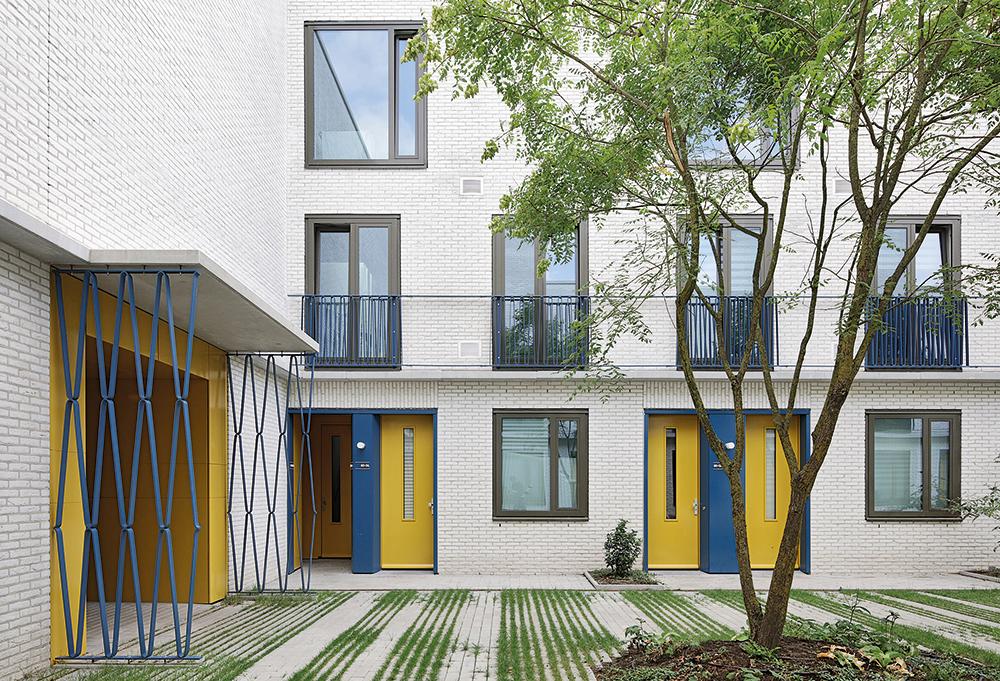 Die Apartments haben direkten Zugang zum Innenhof. Die Maisonetten darüber verfügen über großzügige Terrassen mit Windschutzwänden an der Außenfassade.